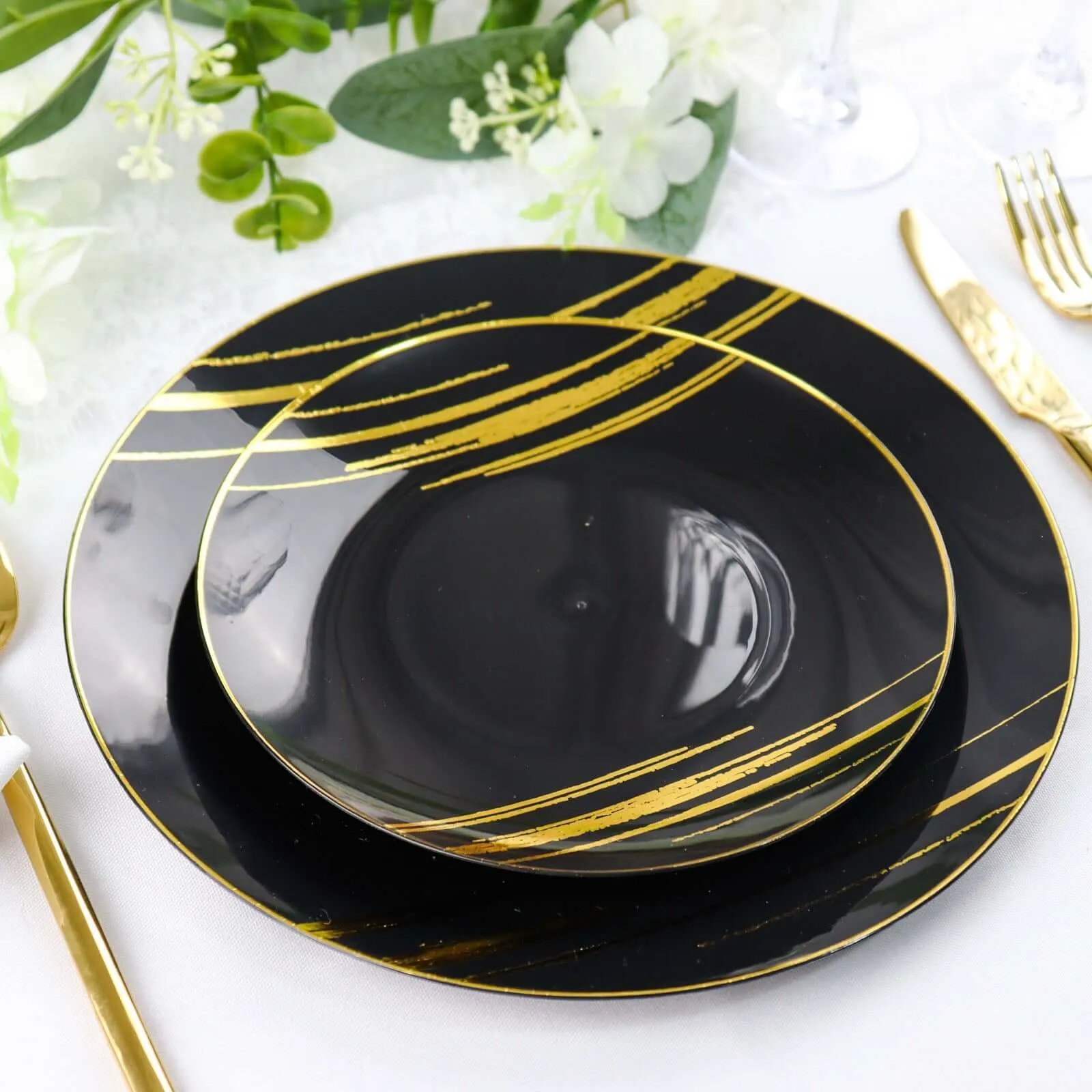 10 Pack Black and Gold Brush Stroked 7" Round Plastic Dessert Plates, Disposable Appetizer Salad Party Plates